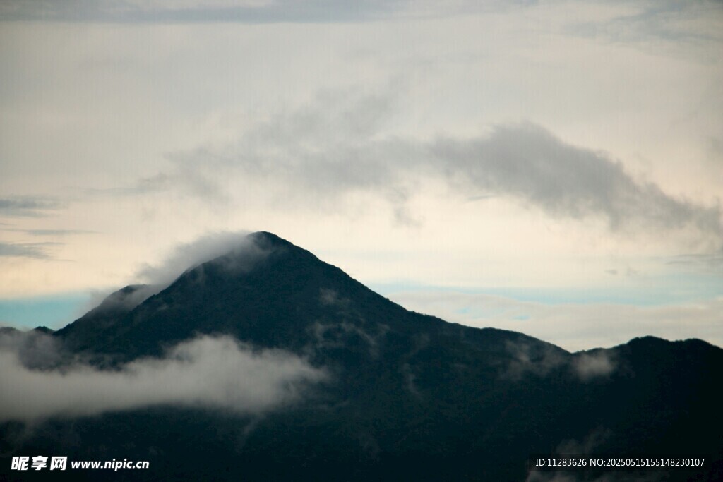 云雾缭绕的巍峨山峰