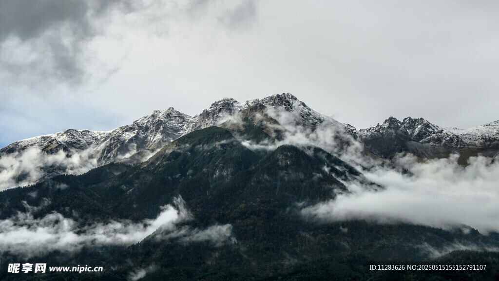 云雾缭绕的壮丽雪山