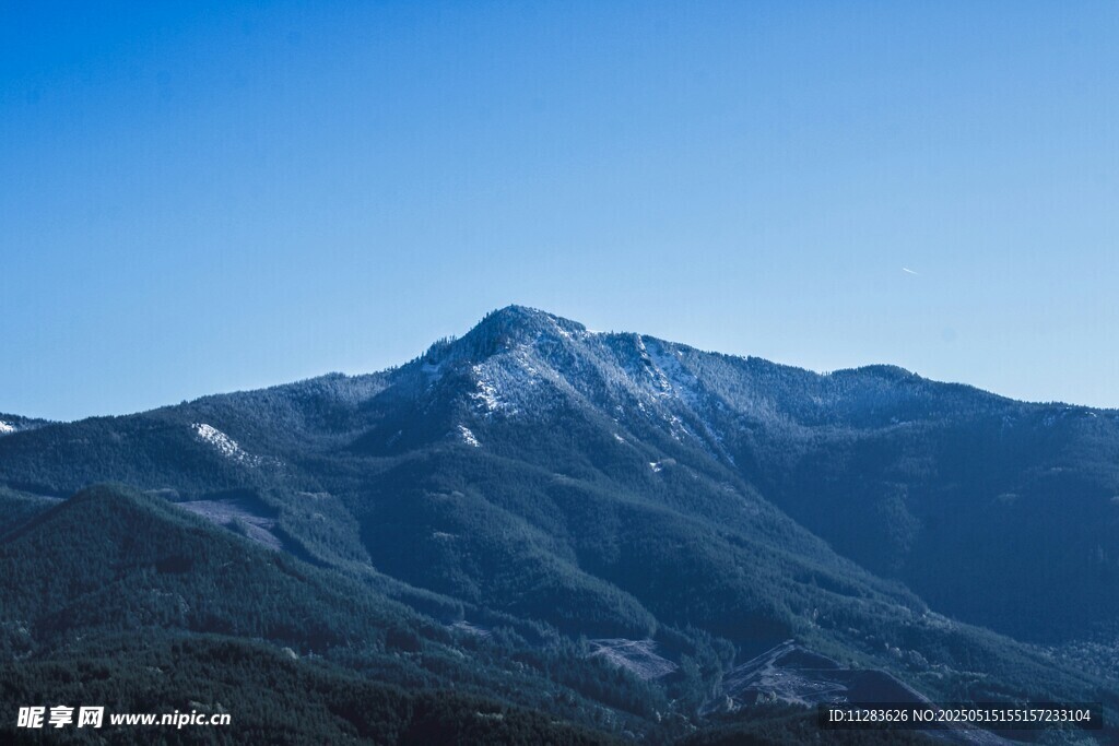 巍峨雪山壮丽山景