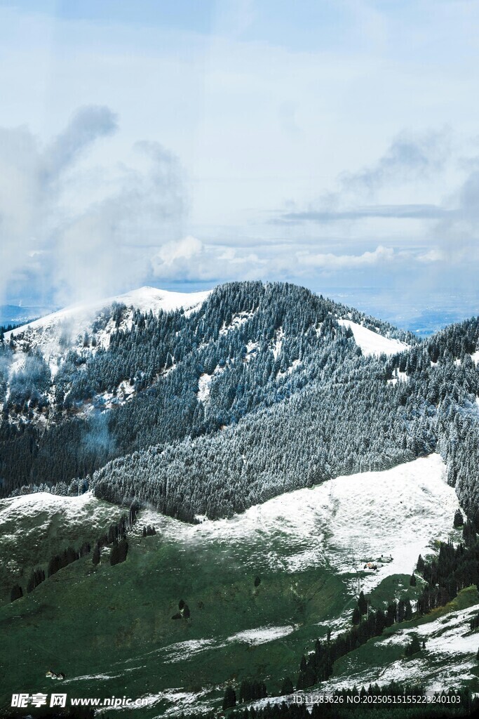 雪山绿野壮丽风光