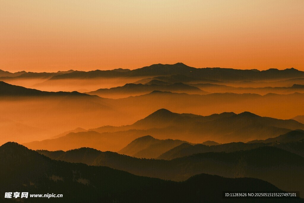 日出下的层峦叠嶂美景