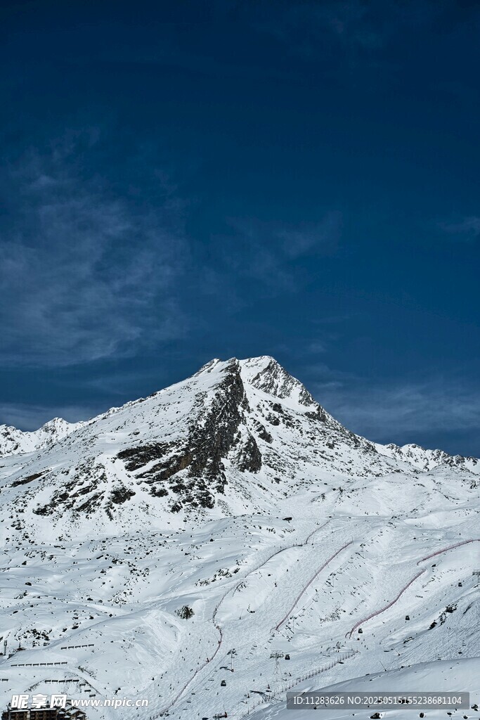 巍峨雪山壮丽景致