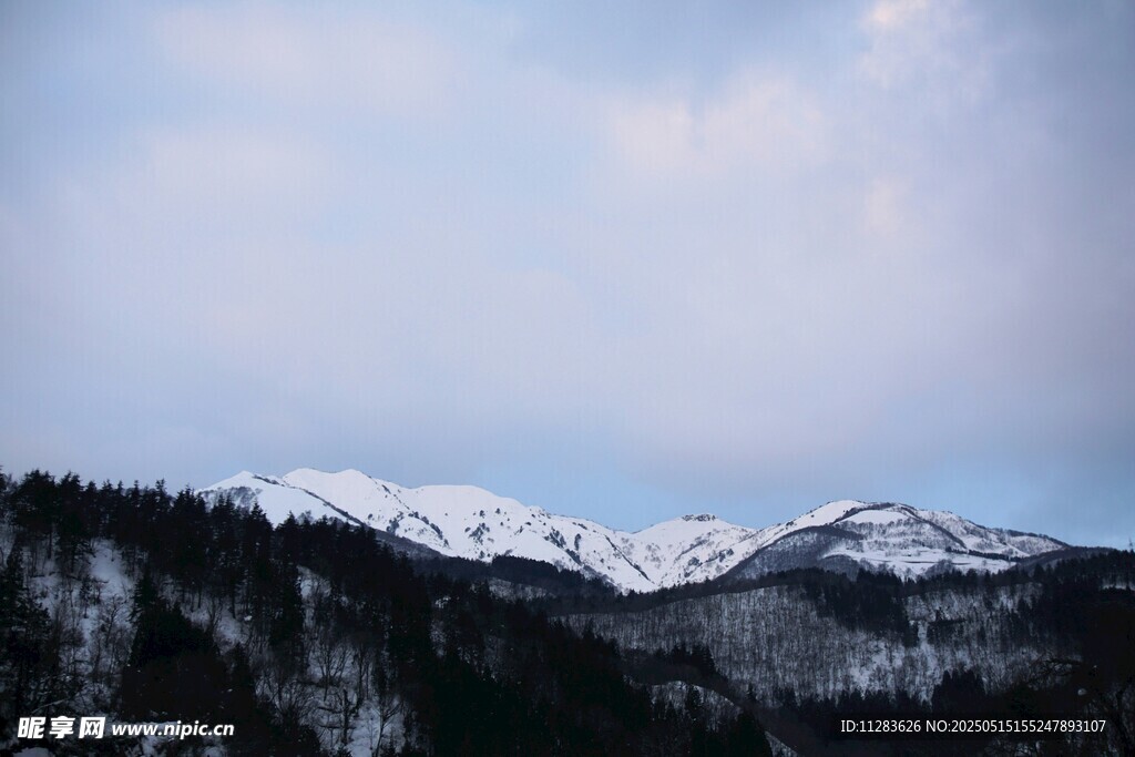 雪覆山峦美景