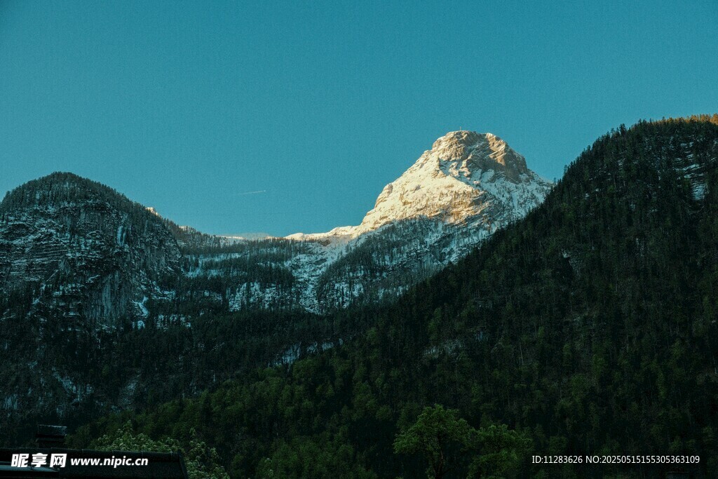 雪山峻岭间的壮丽景致