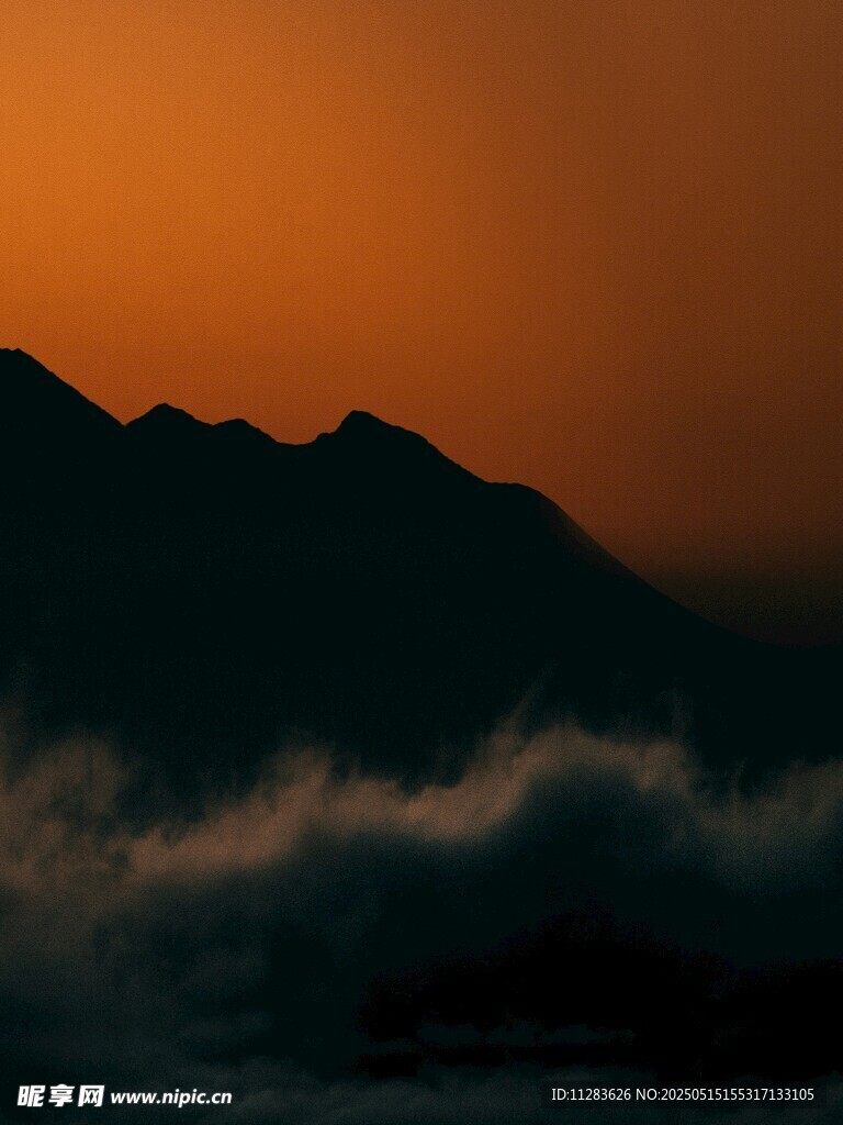 夕阳下的山峦云海