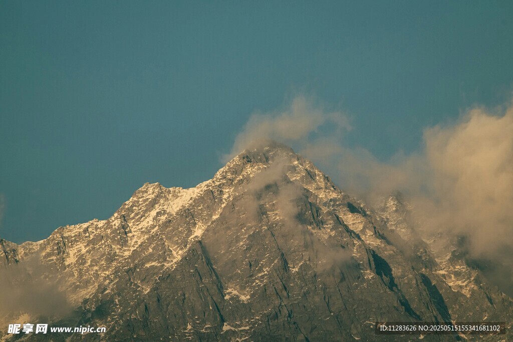 巍峨雪山云雾缭绕