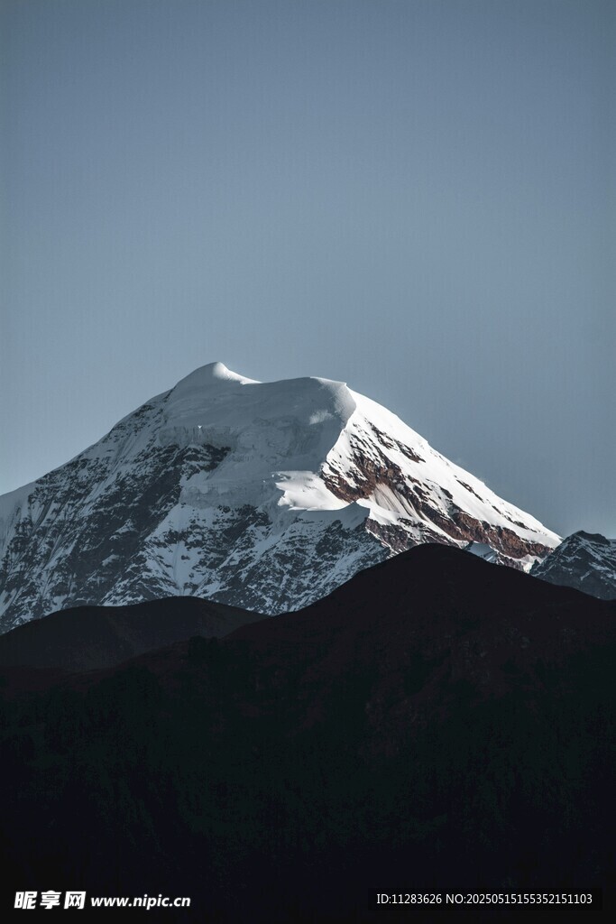 巍峨雪山壮丽景致