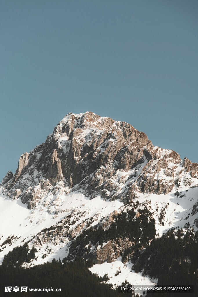 巍峨雪山壮丽景致
