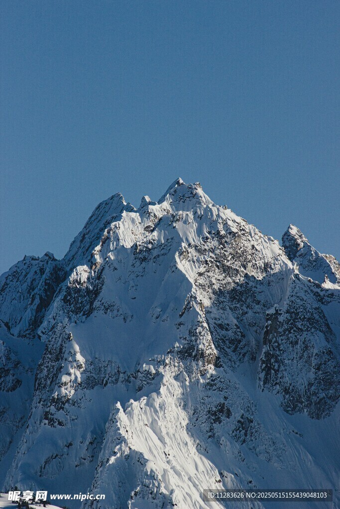 巍峨雪山