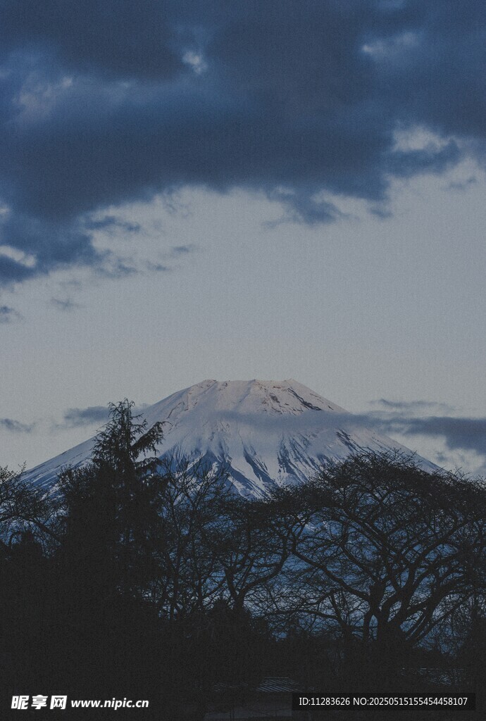 雪山暮色