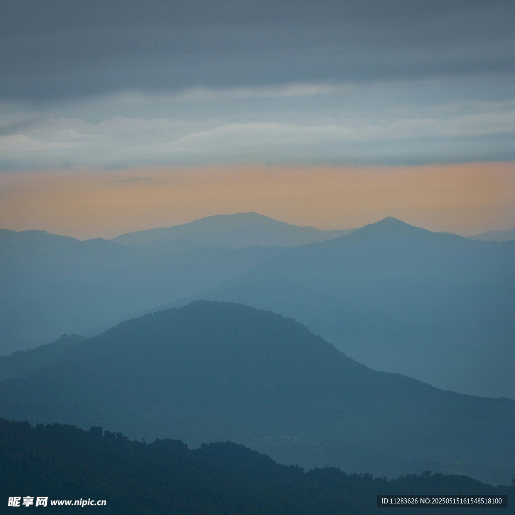 日暮下的朦胧山峦
