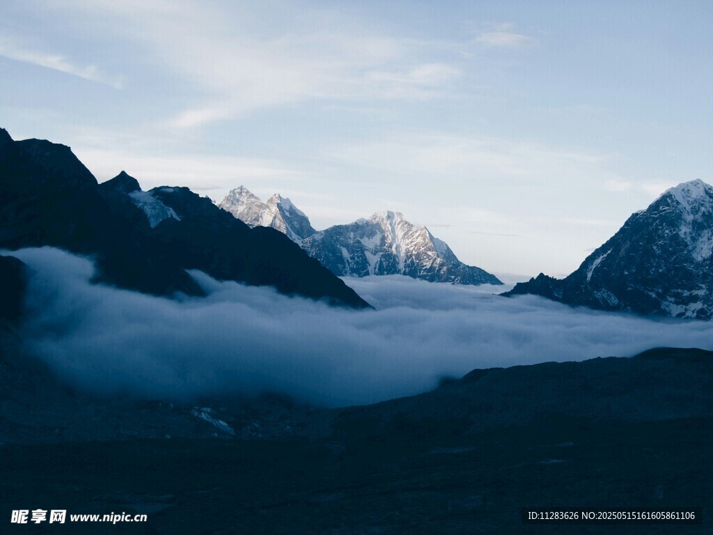 山间云海环绕壮丽山峰