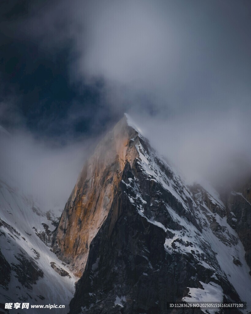 巍峨雪山云雾缭绕之景