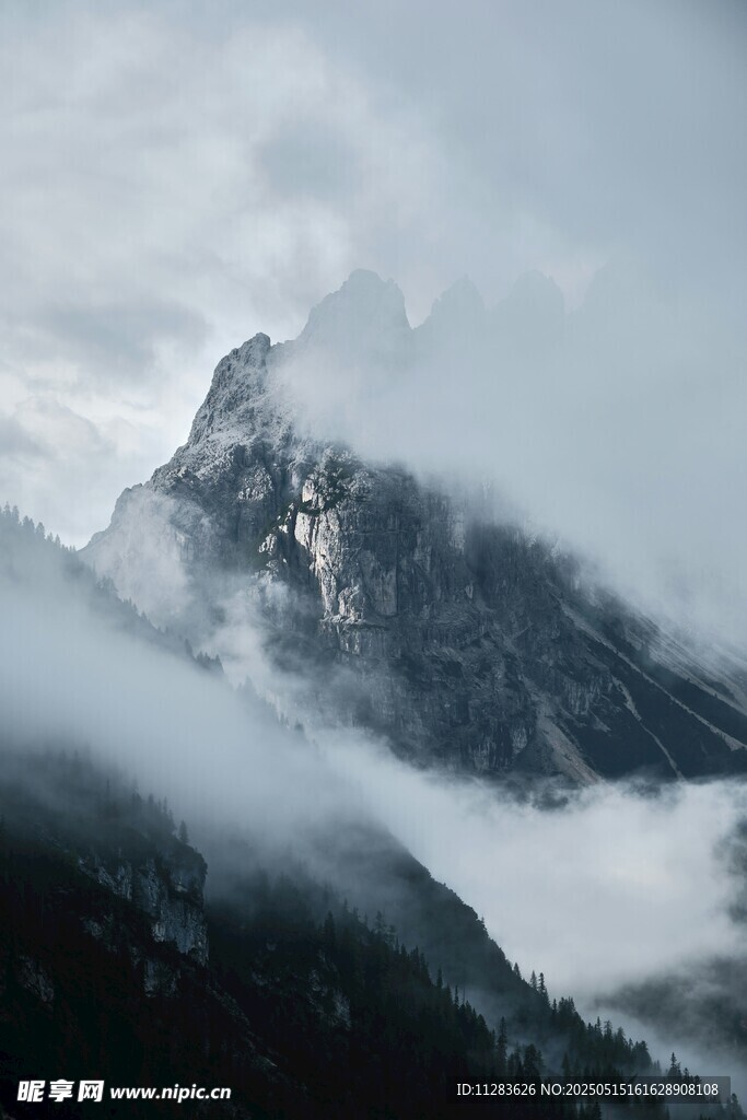 云雾缭绕的巍峨山峰