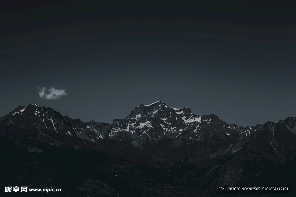 月夜下的巍峨雪山