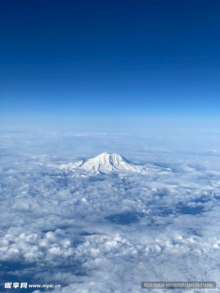 云端之上的巍峨雪山