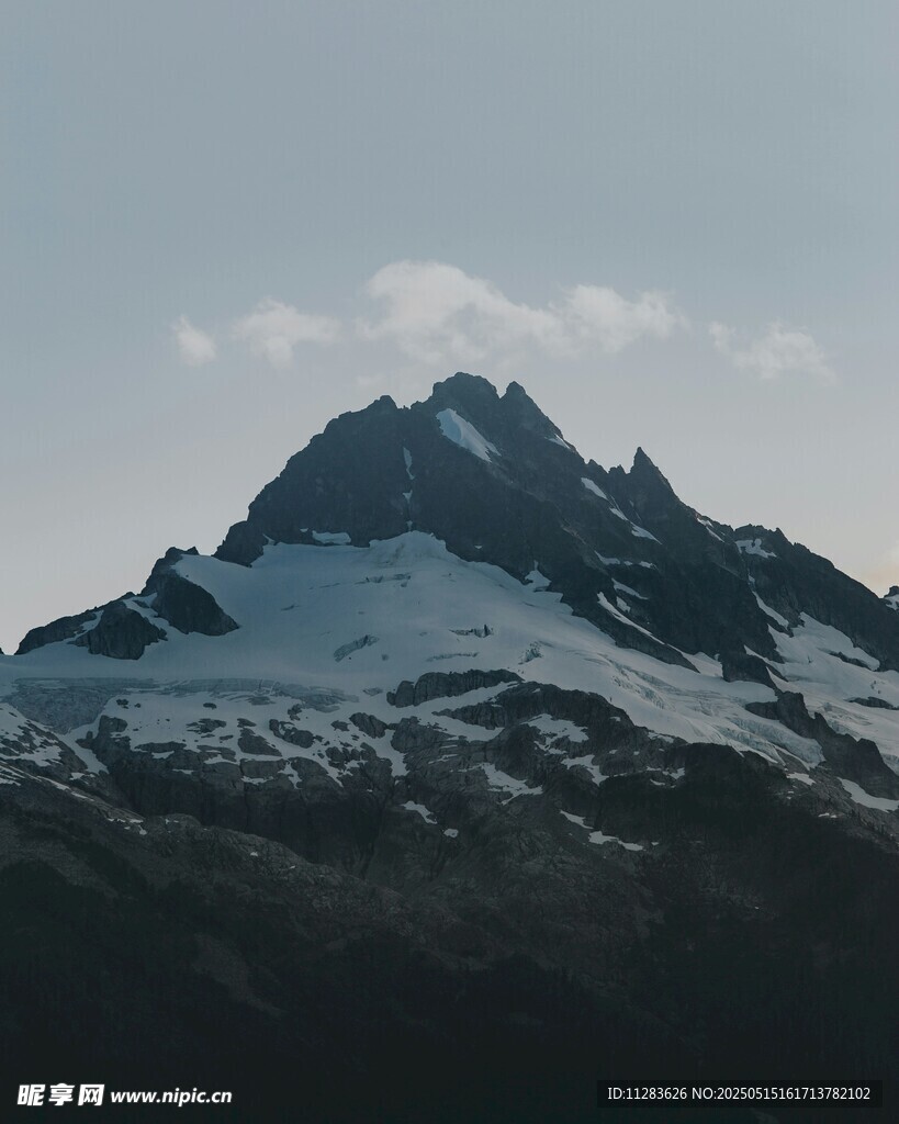 巍峨雪山壮丽景致