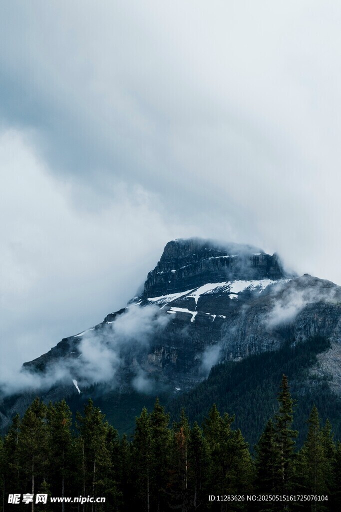 云雾缭绕的巍峨雪山