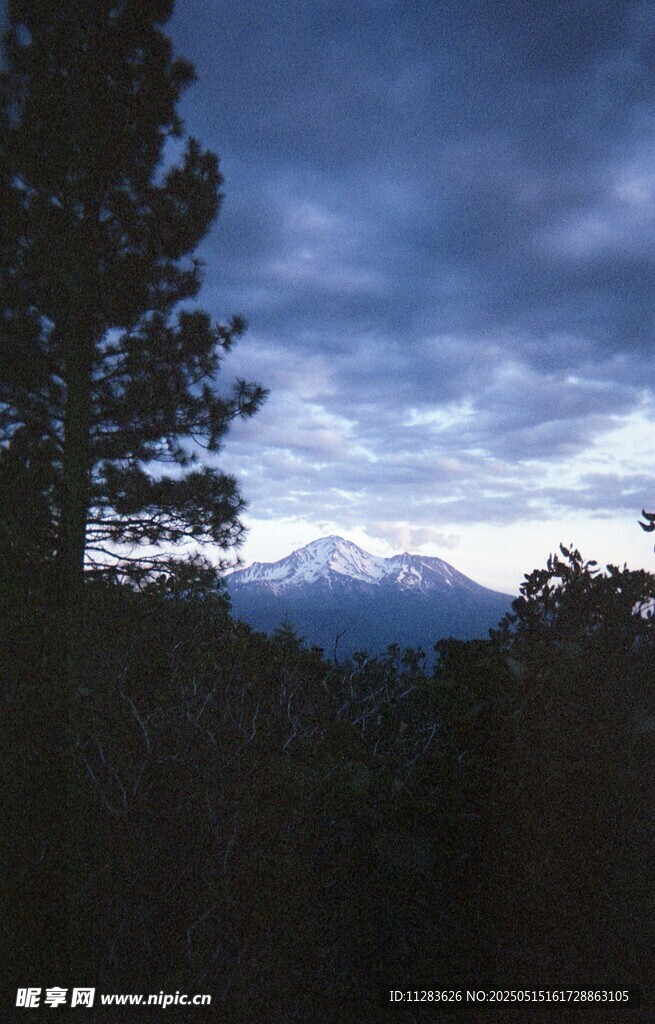 山间暮色中的朦胧远山