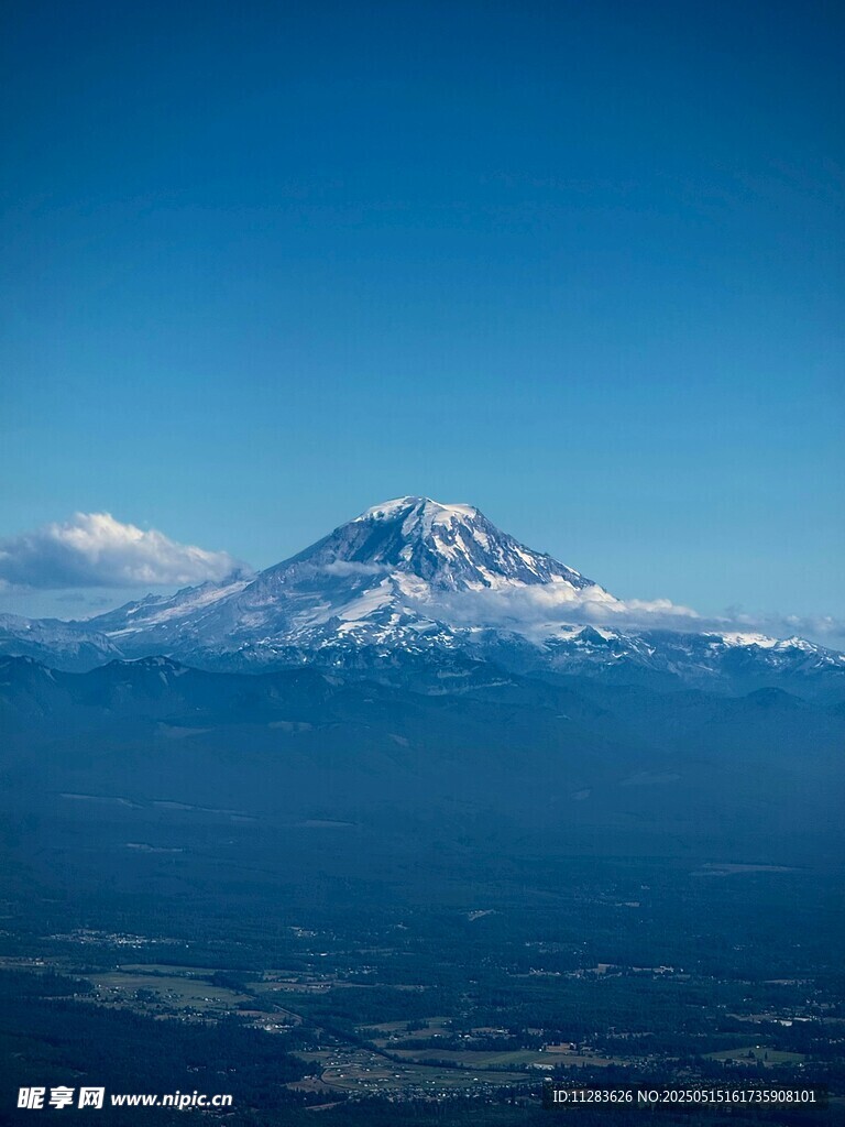 巍峨雪山映蓝天