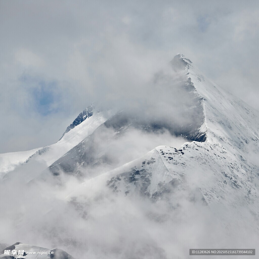 云雾缭绕的巍峨雪山