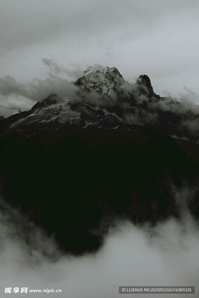 云雾缭绕的巍峨山峰