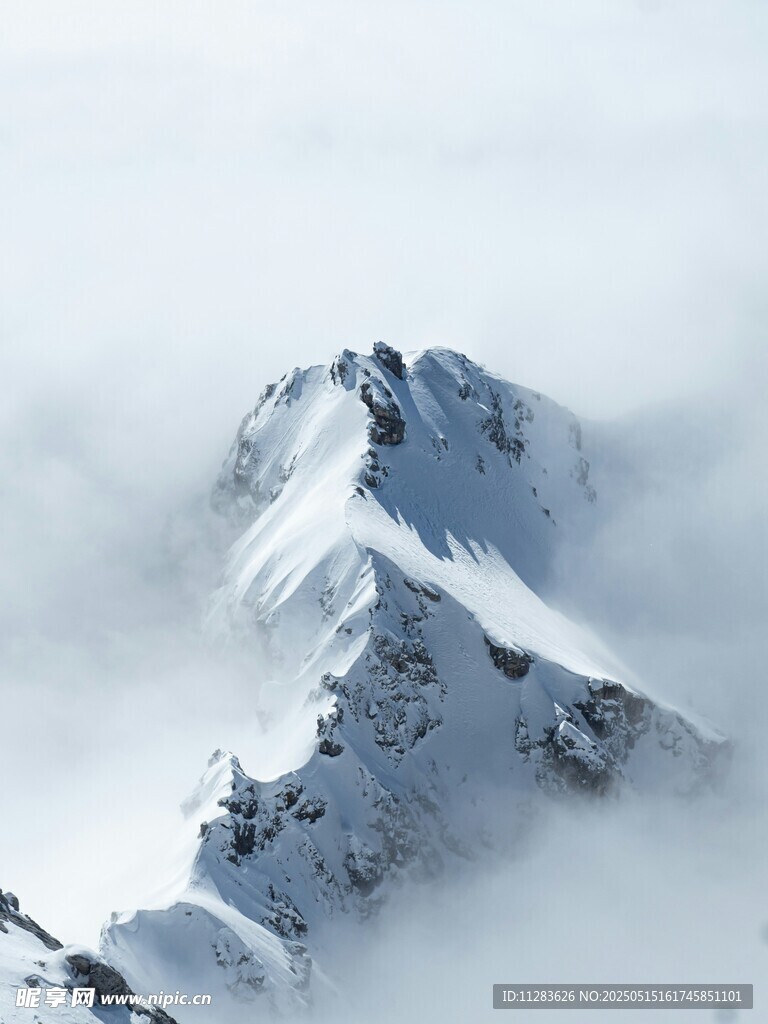 云雾缭绕的巍峨雪山