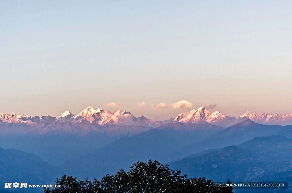 壮丽雪山晨曦美景
