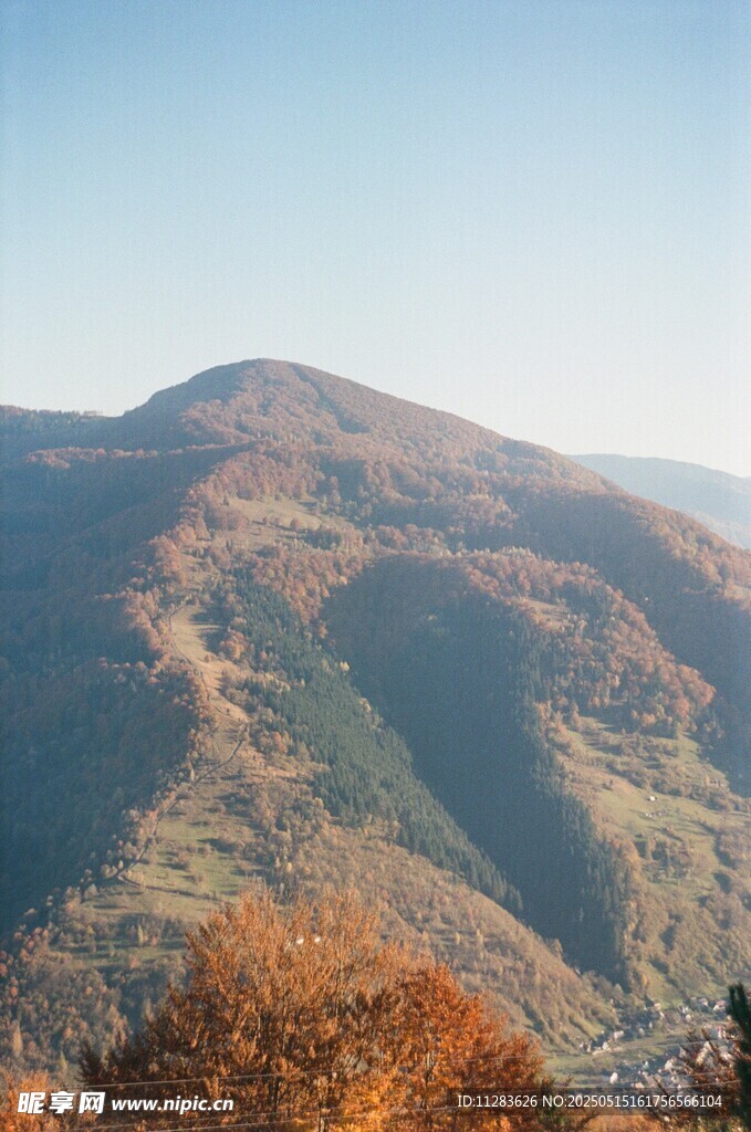 秋日山峦美景