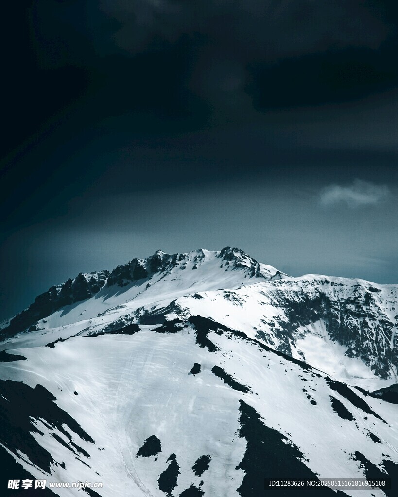 巍峨雪山壮丽景致