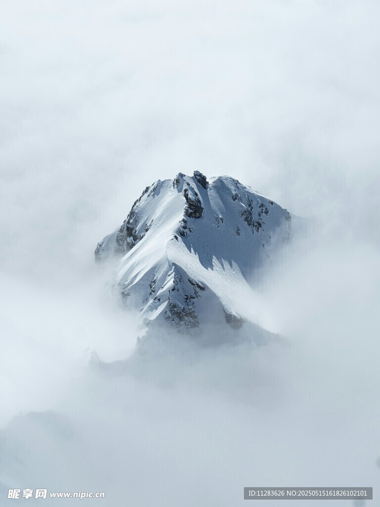 云雾中的巍峨雪山