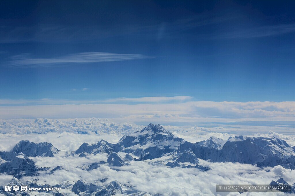 高空俯瞰壮丽雪山景观