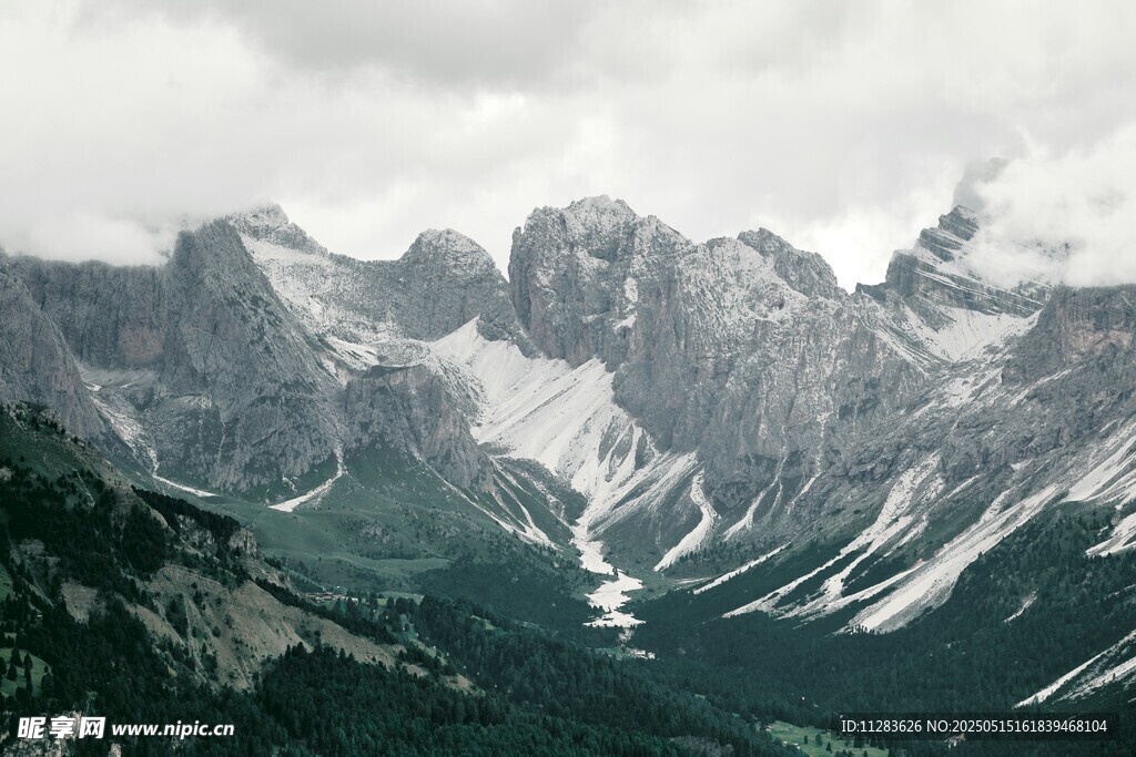 壮丽雪山山谷美景