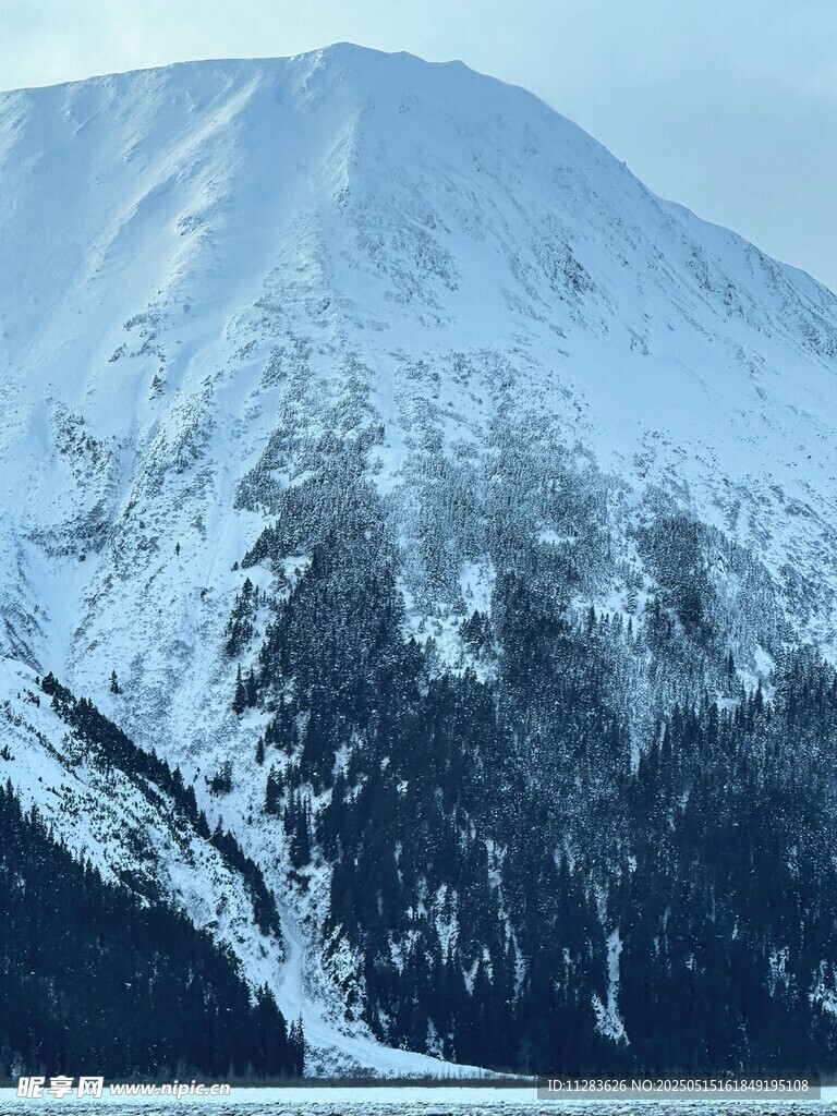 巍峨雪山壮丽景致