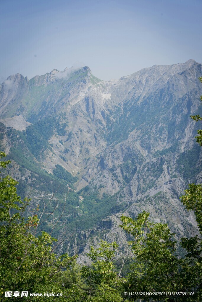 壮丽山景与葱郁植被