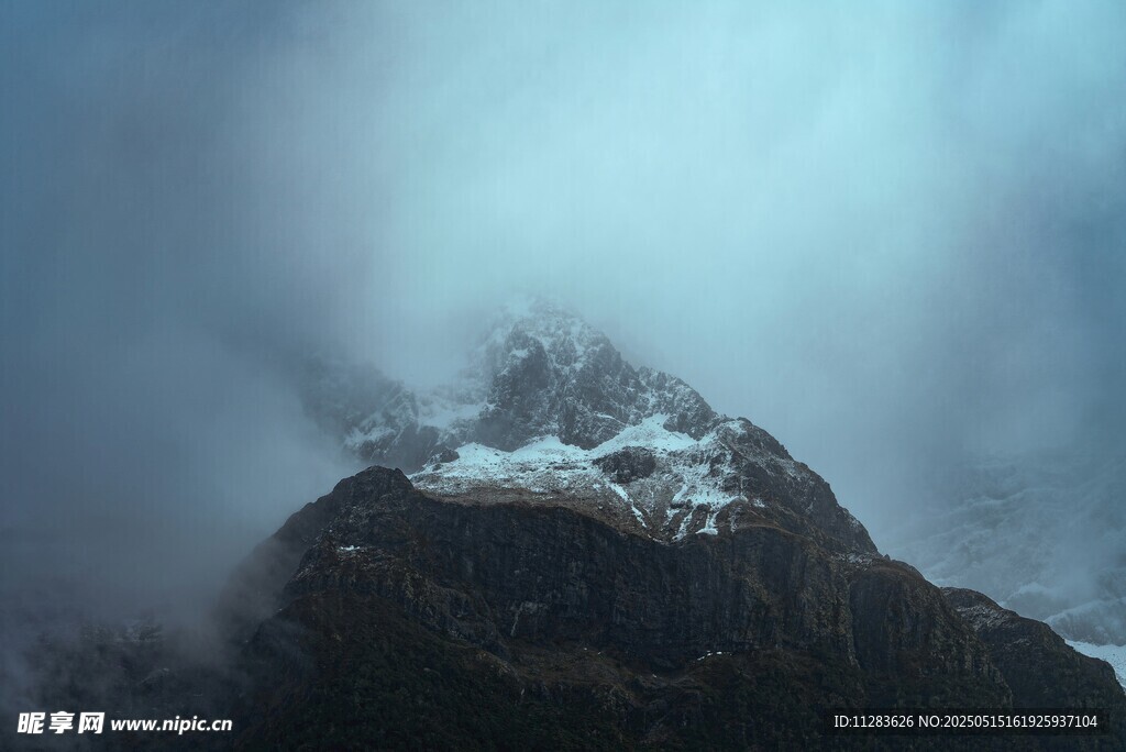 云雾缭绕的巍峨雪山