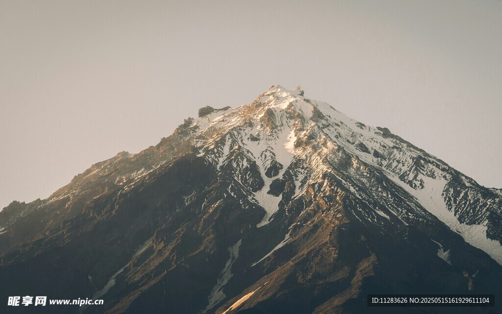 巍峨雪山壮丽景致
