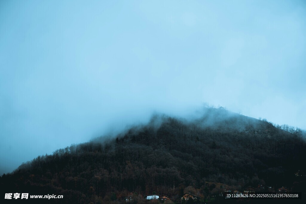 云雾缭绕的山峦美景