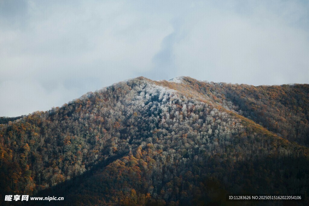 秋末覆雪的壮丽山峦