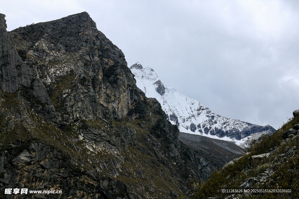 巍峨高山与远处雪山景观
