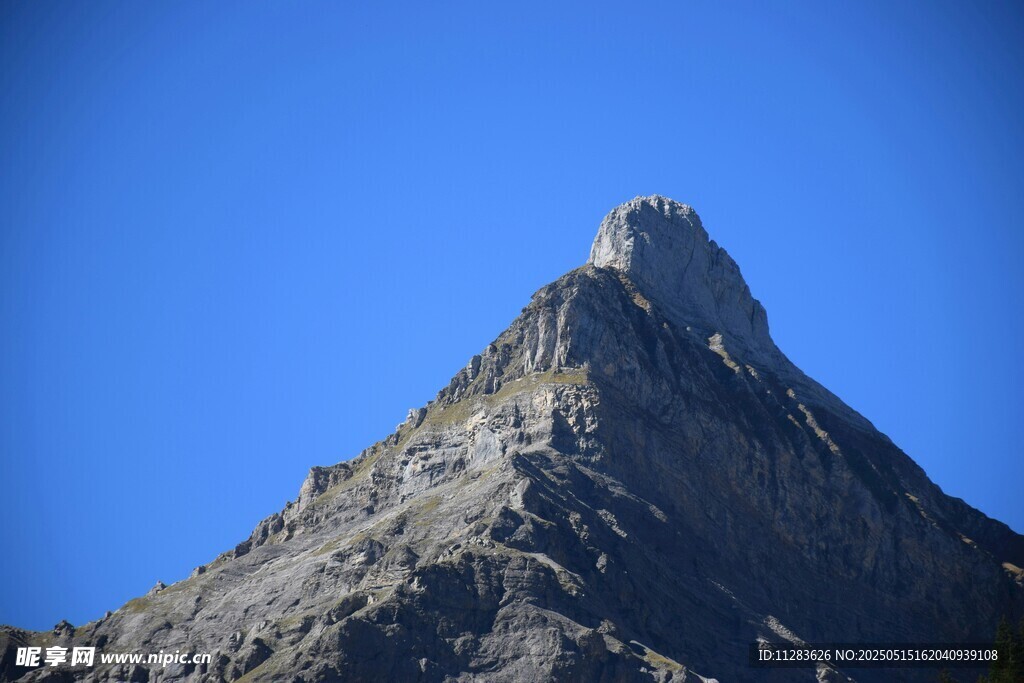 巍峨山峰耸立于蓝天之下