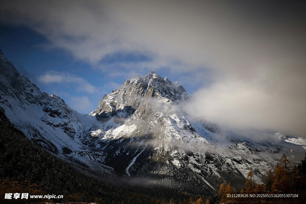 雪山云雾缭绕壮丽景观
