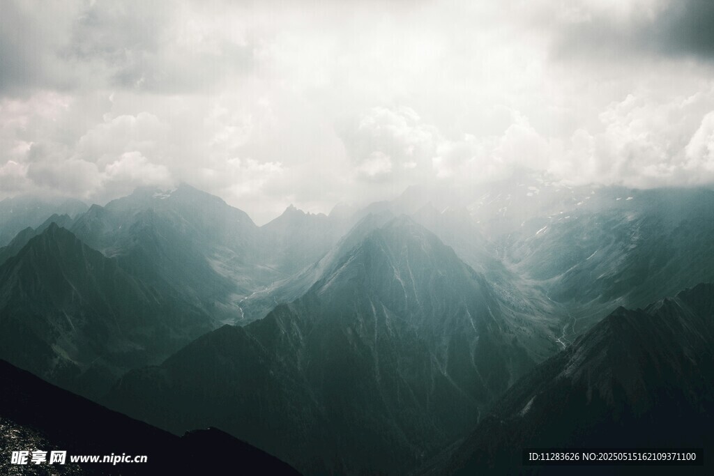 云雾缭绕的壮丽山峦