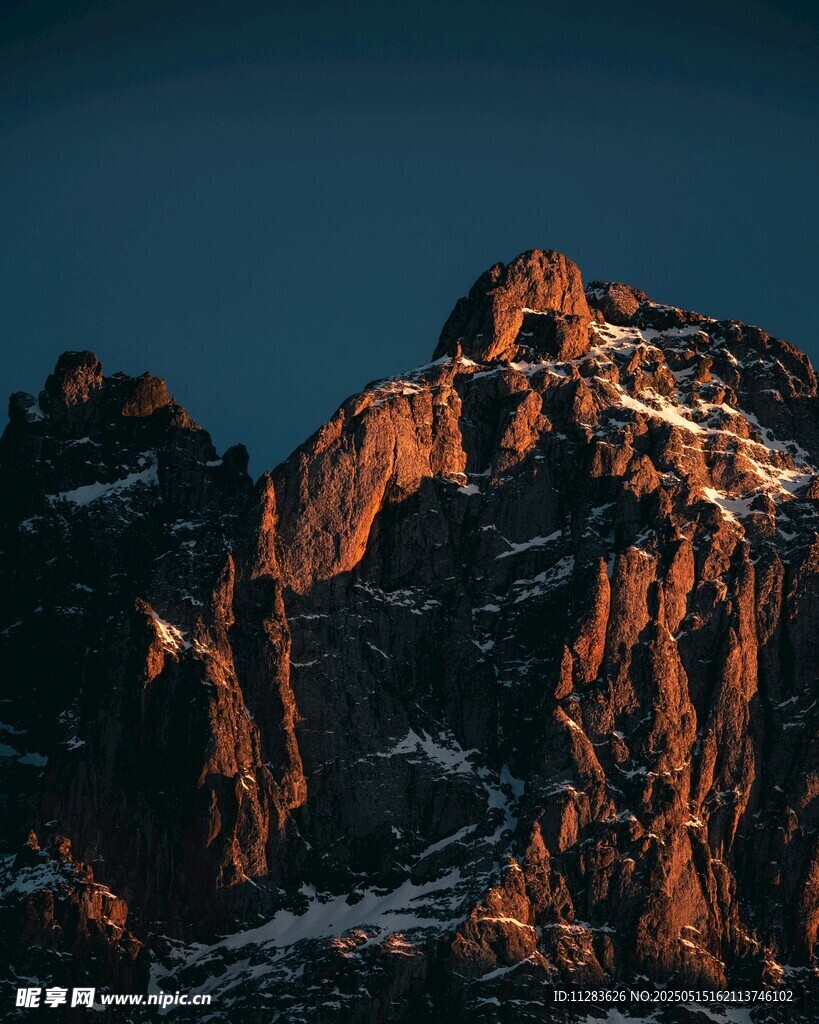 夕阳下的壮丽山峰