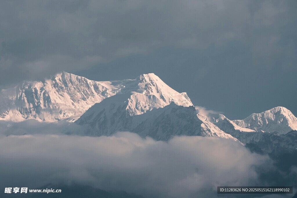 壮丽雪山云海景观