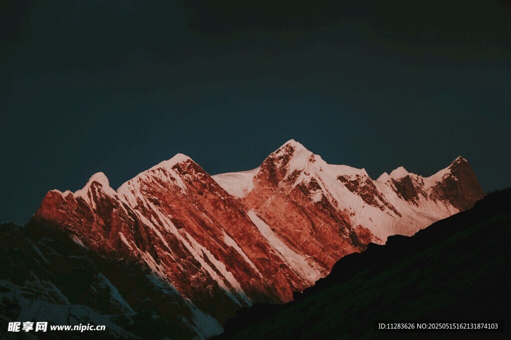 夕阳下的壮丽雪山