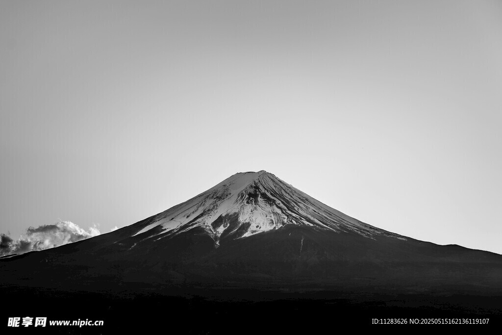 黑白富士山壮丽景致