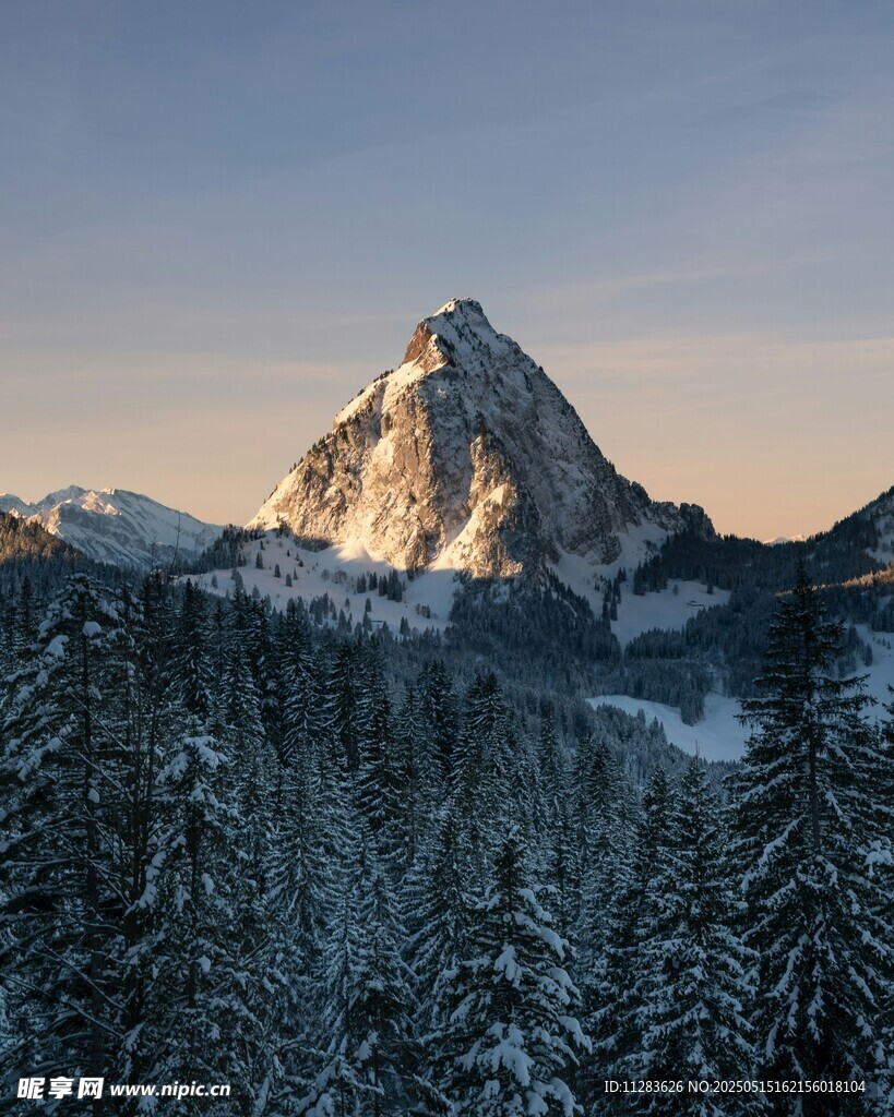 雪覆山林中的巍峨山峰