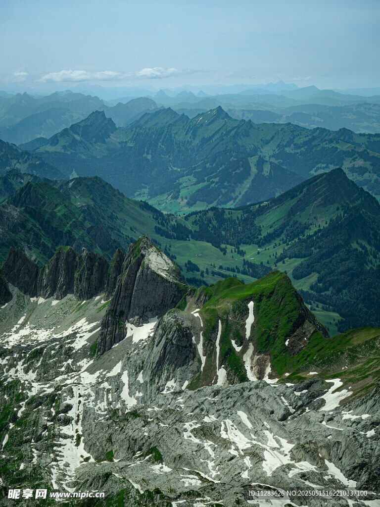山峦叠翠的壮美自然景观
