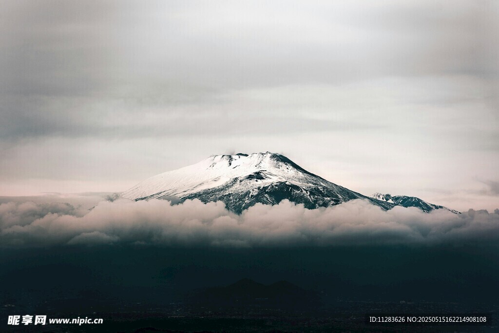云雾缭绕中的巍峨雪山